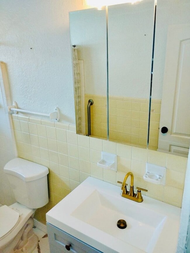 Building Photo - 3 Bed / 1 Bath House with Fenced Yard