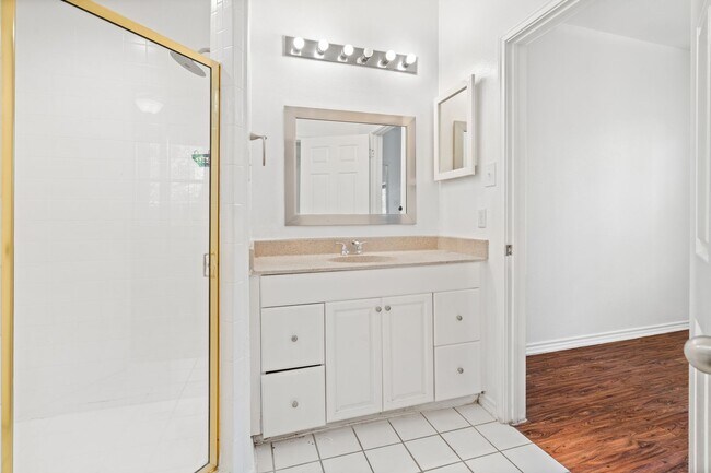 Building Photo - BEST 2 BEDROOM - PRIVATE YARD - PRIVATE GA...