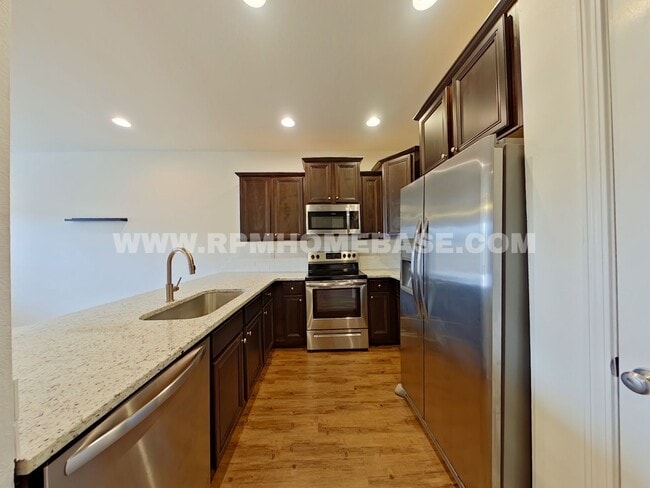 Building Photo - Modern 3-Bedroom Townhome with Stylish Upd...