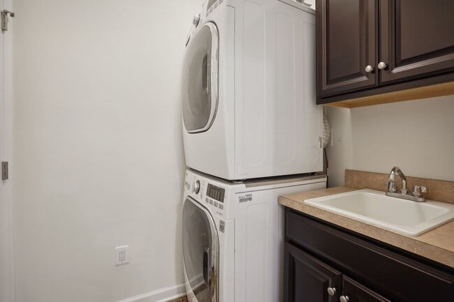 Building Photo - Stunning 2-Level Townhouse Condo in Sought...