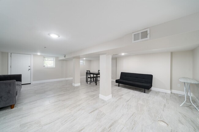 Building Photo - 1306 27th St