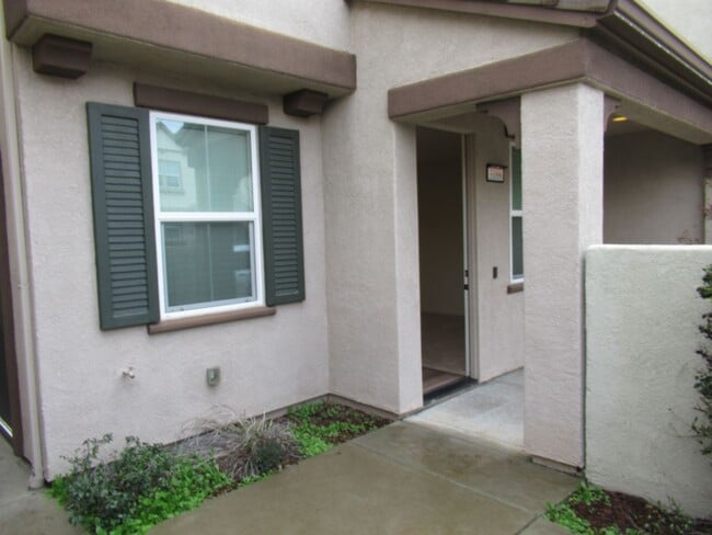 Building Photo - 2 STORY HOME IN WESTPARK VILLAGE CENTER ROSEVILLE WITH SOLAR!