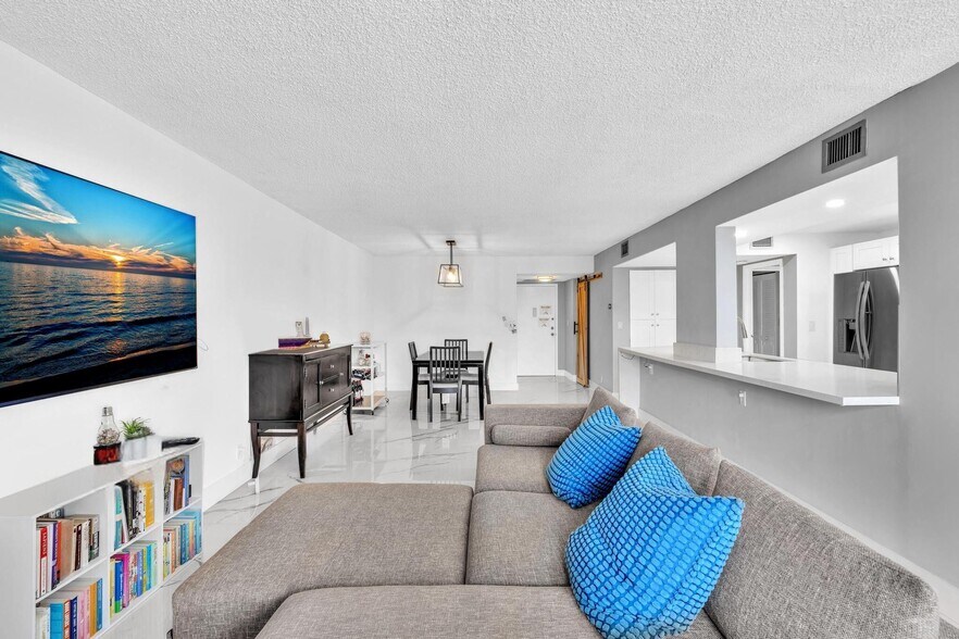 Building Photo - 1000 Parkview Dr