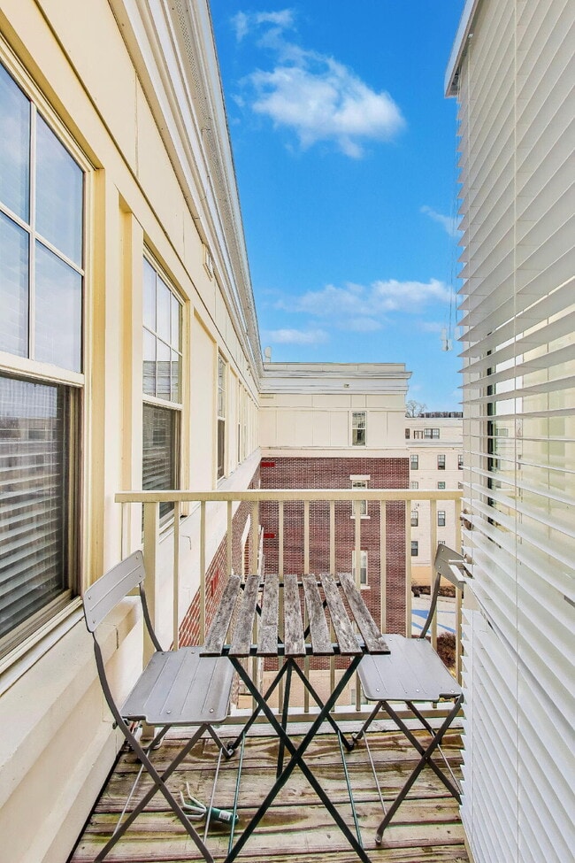 Building Photo - Luxury Living Awaits!