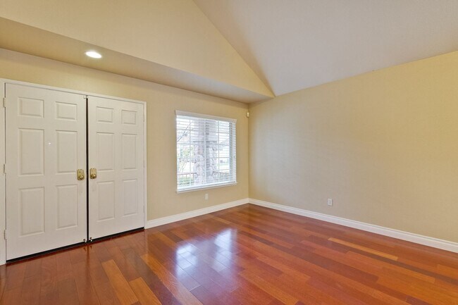 Building Photo - Awesome 3 Bedroom  Home Near Rivermark Plaza!
