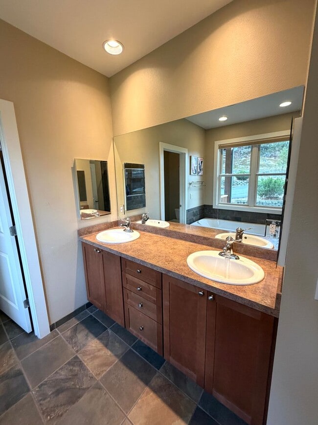 Building Photo - Absolutely Stunning, 6-Bed 3.5 Bath Execut...