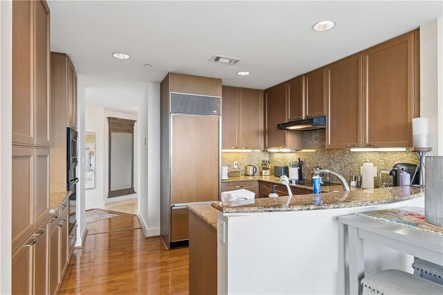 Building Photo - 700 Park Regency Pl NE