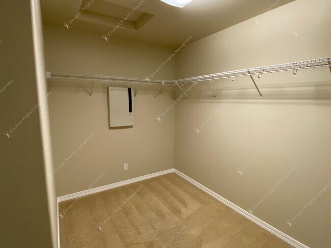 Building Photo - Spacious Corner Home with Community Pool in Prime SW Bend Location