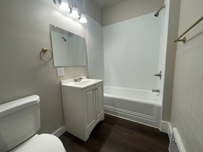 Building Photo - Updated 2 Bedroom 2 Bathroom Home