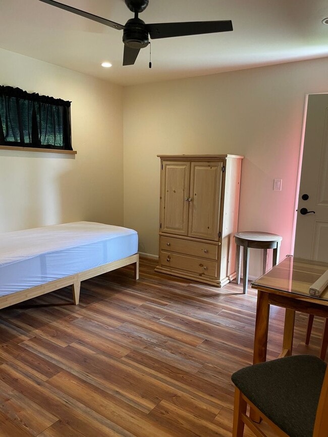 Building Photo - Private Studio on 5 Acres