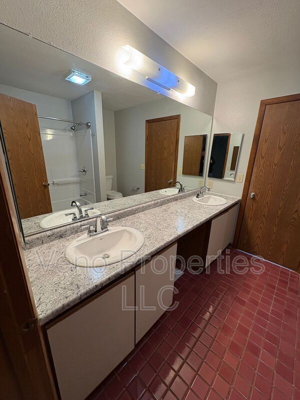 Building Photo - 8 Redcoat Ct