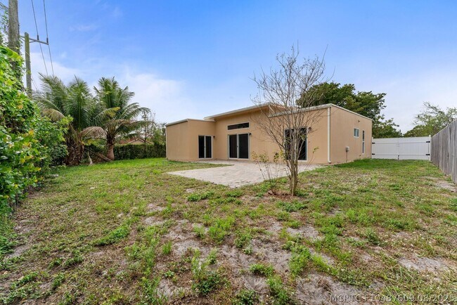 Building Photo - 4620 NE 18th Ave