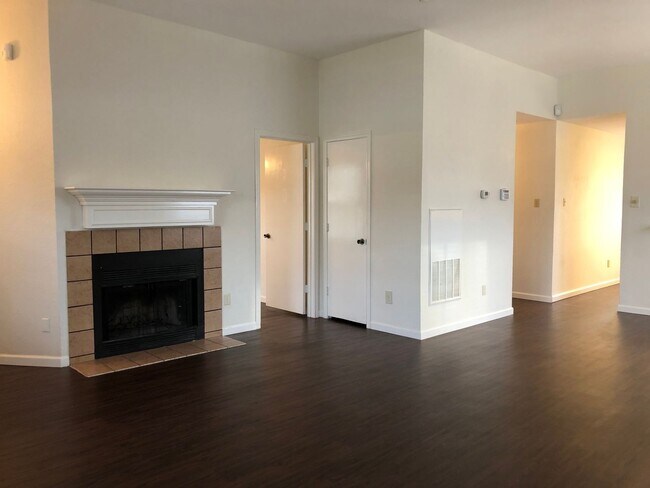 Building Photo - 208 E Denton Dr