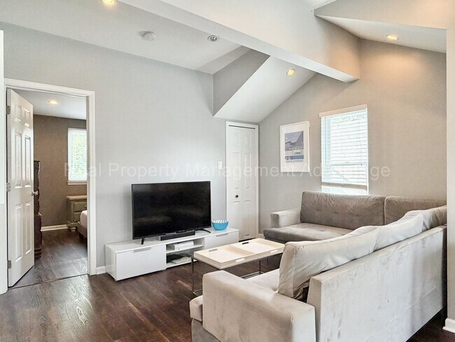 Building Photo - 340 E. Cambourne.