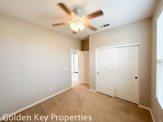 Building Photo - Beautiful Executive home located in the Ra...