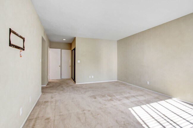 Building Photo - Spacious & Bright 3BR Condo with Bonus Room, Secured Parking & Hollywood History!