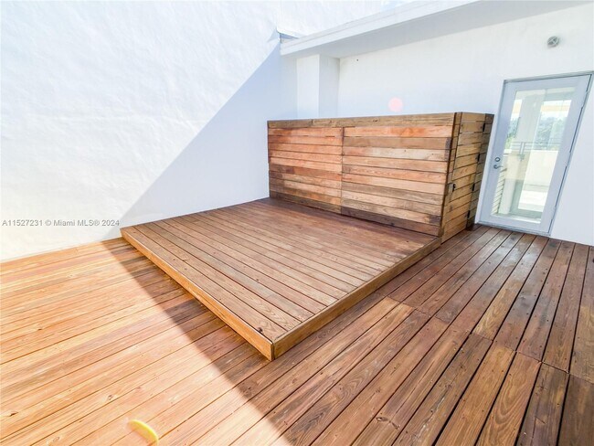 Building Photo - 163 N Shore Dr