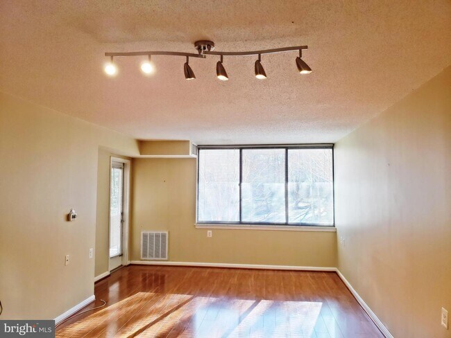 Building Photo - 10101 Grosvenor Pl