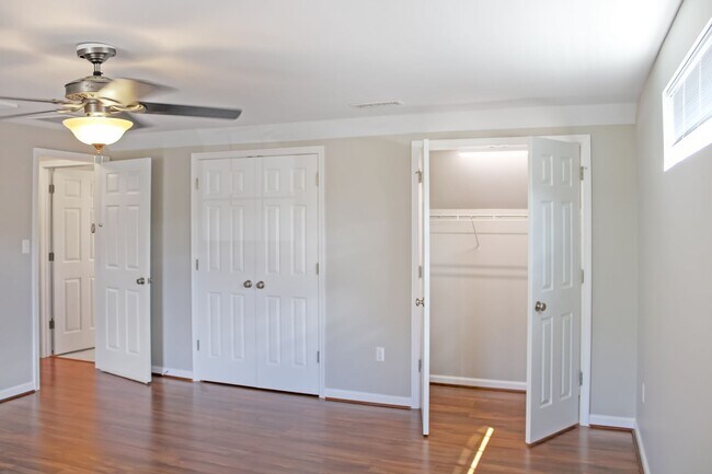 Building Photo - 3 bedroom Country Home on 4 acres