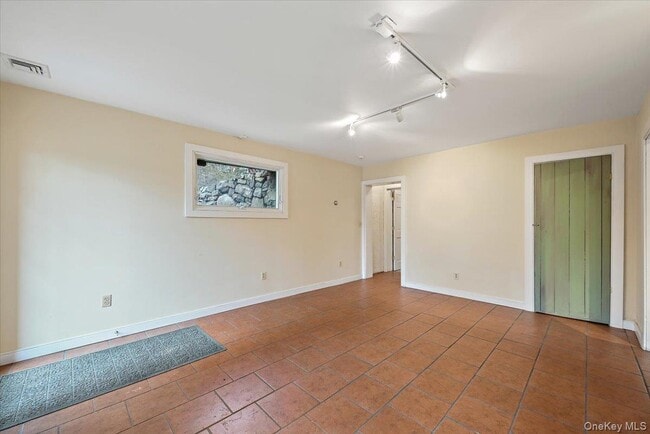 Building Photo - 948 Craigville Rd