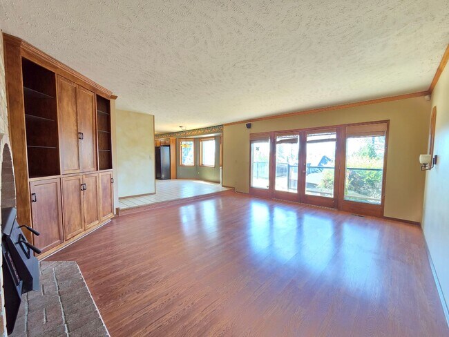 Building Photo - $3,495 - 5 Bed / 4 Baths Stunning Northwood Home with Views