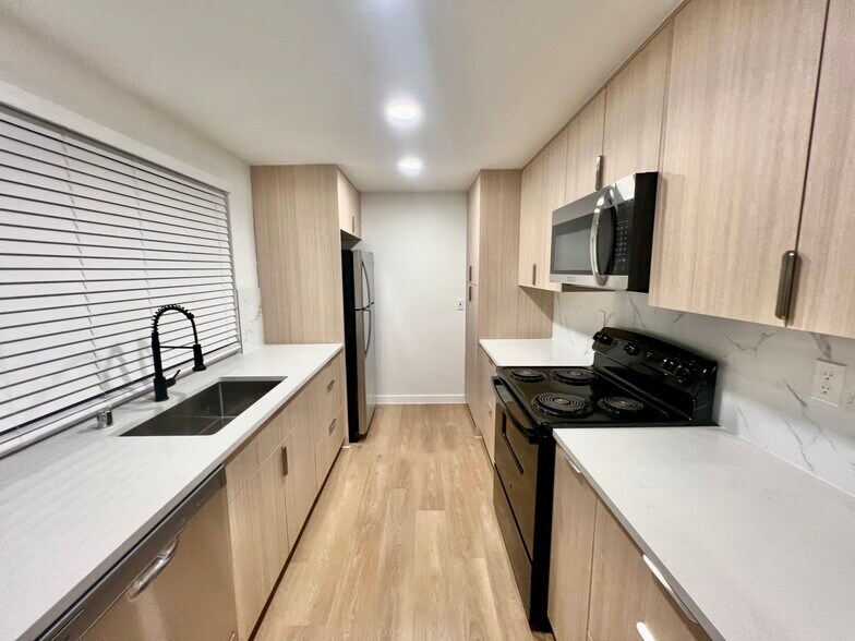 Kitchen: fridge, stove, oven, microwave, dishwasher - 6722 S Monroe St