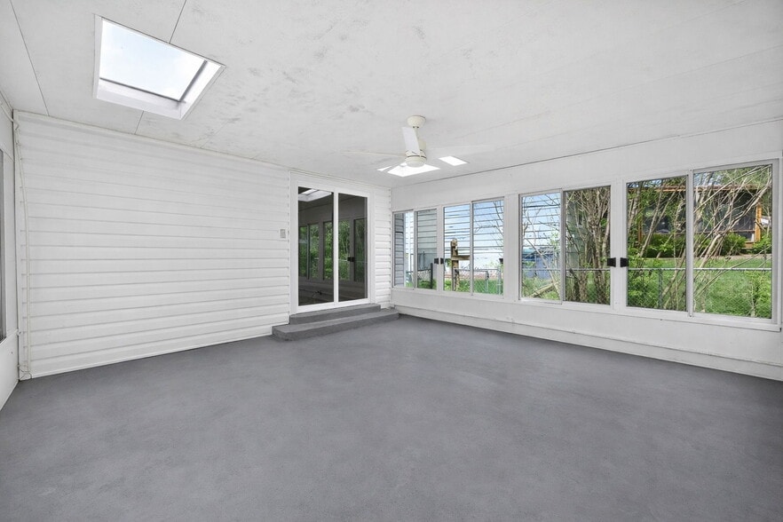 Patio (1/3) - 3200 Schaffner Dr