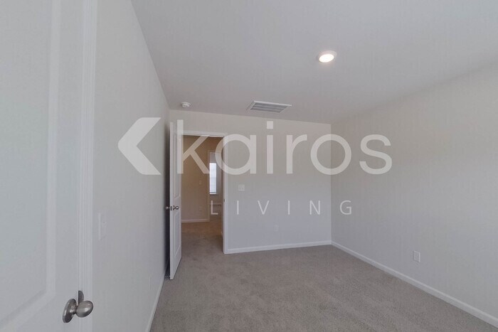 Building Photo - 2401 Banyan Cir