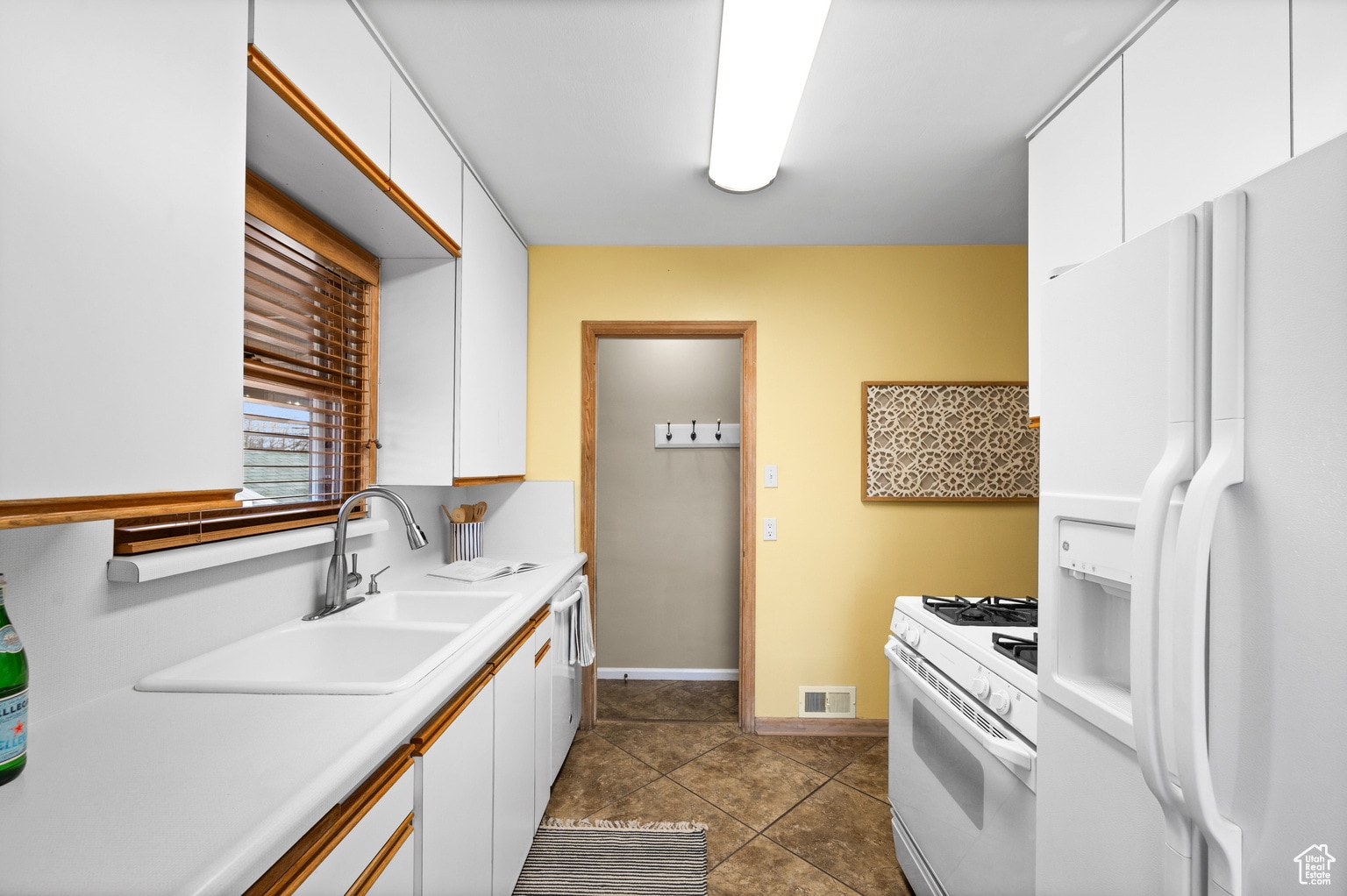 Kitchen - 2792 S Imperial St