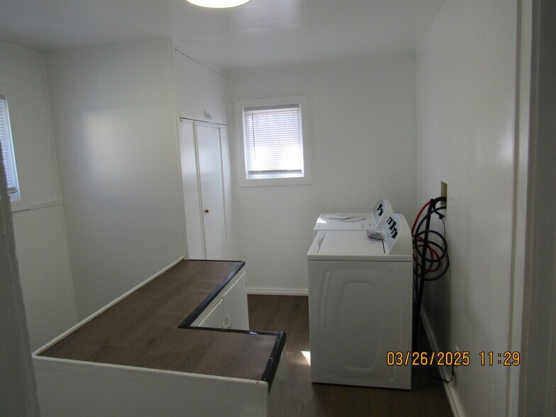 Building Photo - 206 Lake St