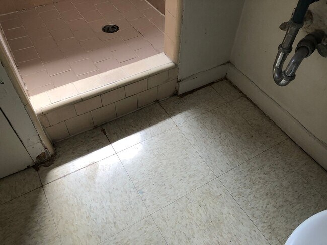 Building Photo - Central Location with Free Utilities!