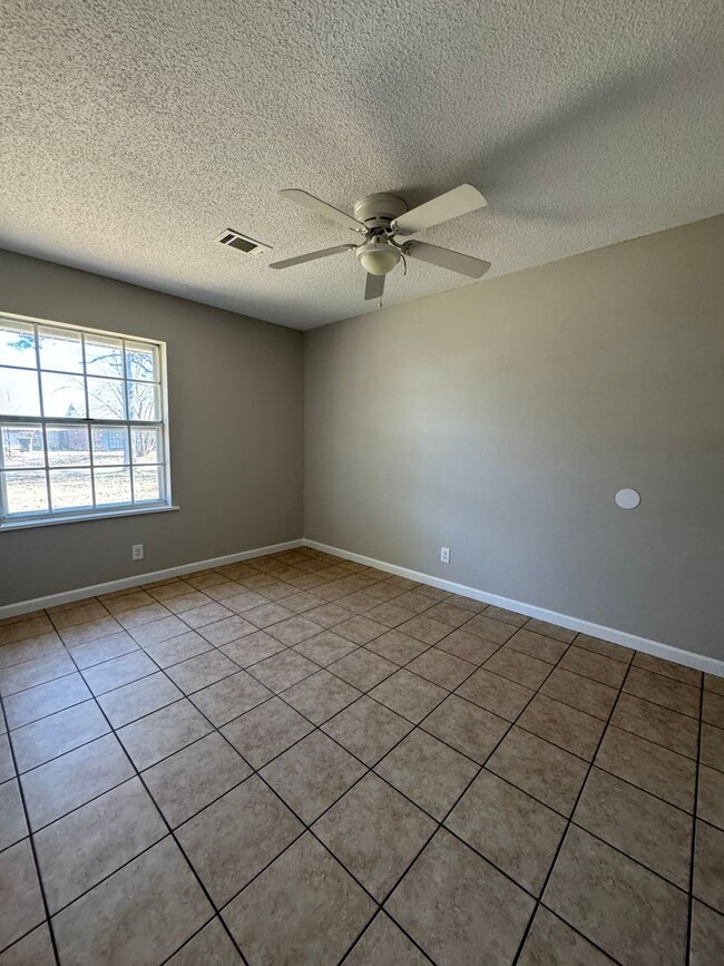 Building Photo - 3 Bed / 1.5 Bath with Bonus Room in BAY - ...