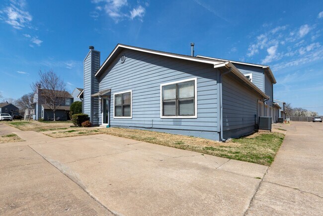 Building Photo - Beautiful  3 Bedroom, 2.5 Bath Condo in Canterbury!