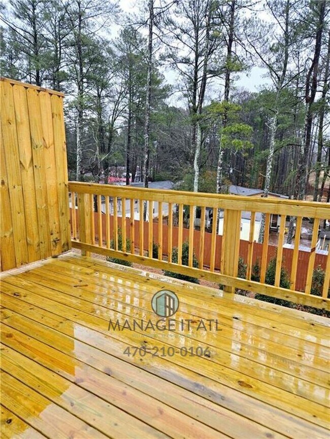 Building Photo - Beautiful End-Unit three-story townhome in Tucker