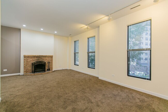 Building Photo - 2342 N Clark St