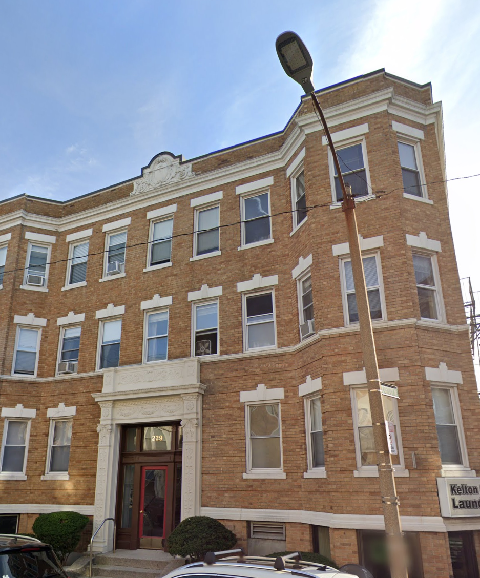 Building Photo - 229 Kelton St