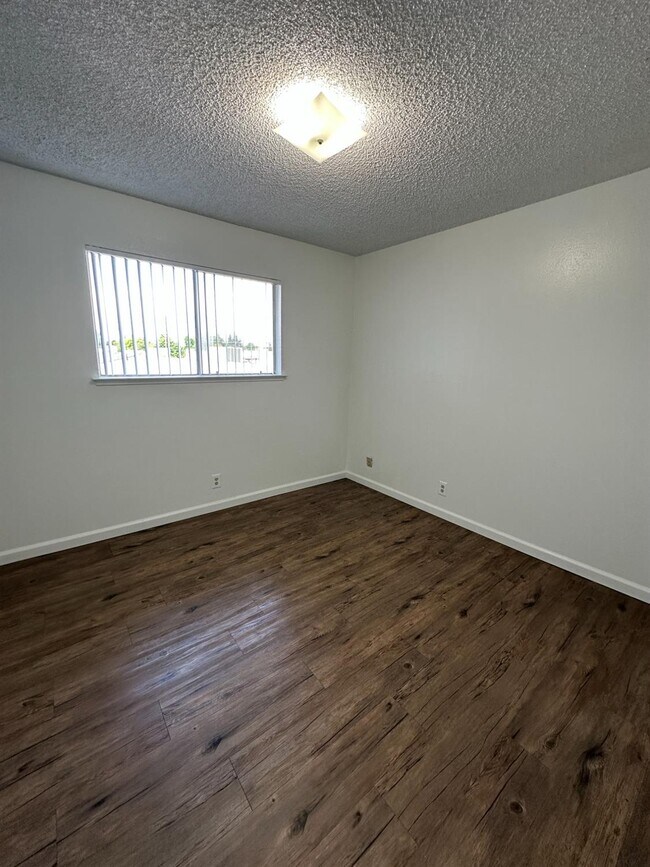 Building Photo - 1069 Cherry Ln