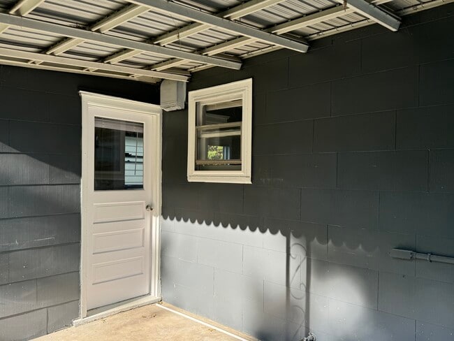 Building Photo - 220 Morton Rd