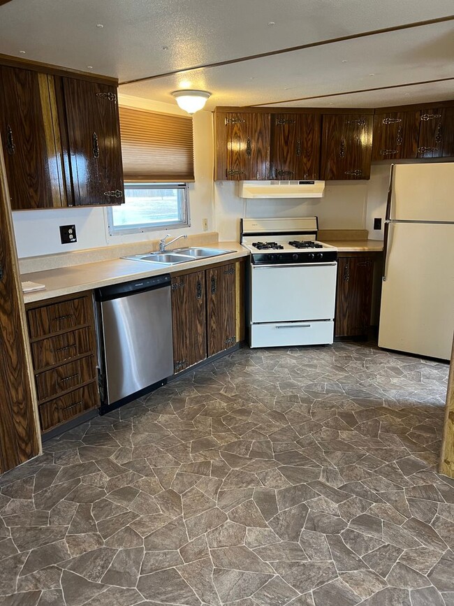 Building Photo - 2 Bed 2 Bath Mobile Home Sitting On 1 Acre