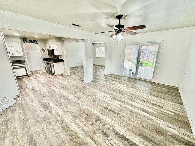 Building Photo - Charming Northwest Fresno 3/2