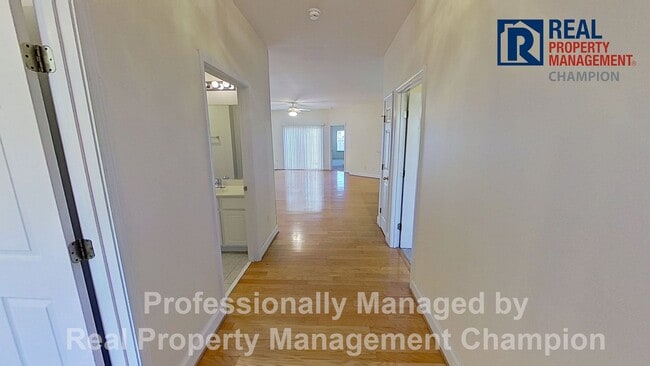 Building Photo - End Unit Condo with Open Floorplan and Split Bedrooms