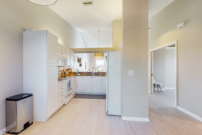 Building Photo - 350 Robin Hood Cir
