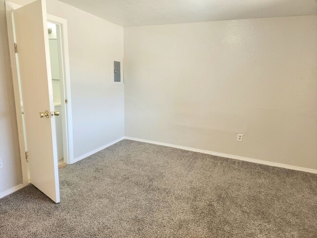 Building Photo - 905/907 N Ave K - duplex