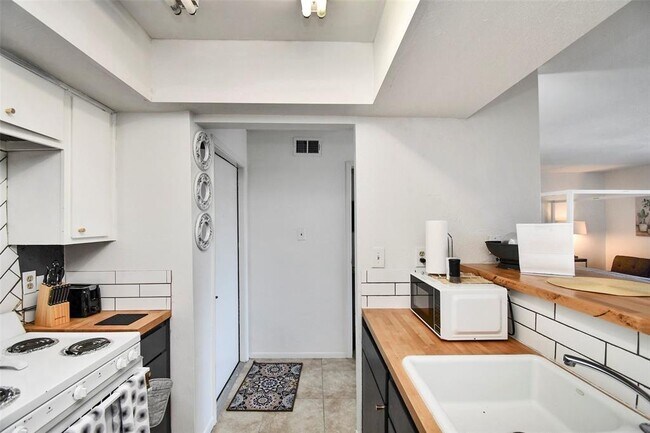 Building Photo - 2820 S Bartell Dr