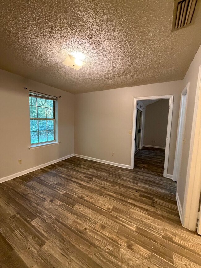 Building Photo - 302 Admiral's Walk Dr