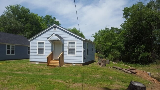 Building Photo - Cozy ~  2-bedroom, 1-bathroom house