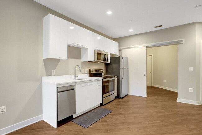 Building Photo - 1 bedroom 1 bathroom condo available immediately for rent