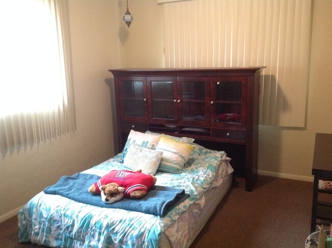 Building Photo - Charming Townhome near UA
