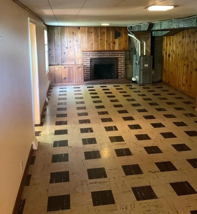 Building Photo - Charming Maplewood SFH with garden beds, fruit trees and finished basement