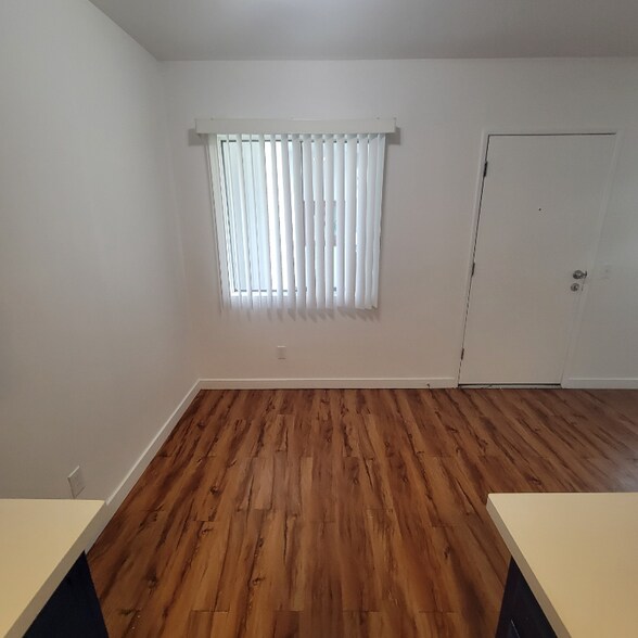 Building Photo - 125 S Ave 53